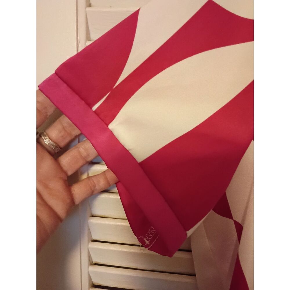 Women’s Short Sleeve Geometric Tee in Magenta and White - Picture 5 of 6